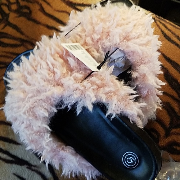 Host pick! Cleeearance ❤️💕❤️Super fluffy furry  Shearling slide - Picture 4 of 8